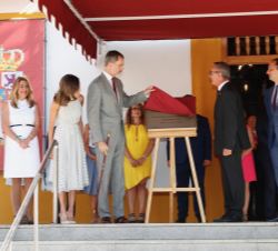 Don Felipe y Doña Letizia descubren una placa conmemorativa de la visita
