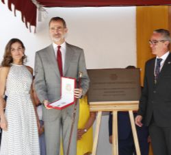 Don Felipe y Doña Letizia tras descubrir la placa y recibir la Llave de Oro de la Ciudad