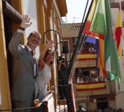 Don Felipe y Doña Letizia durante el saludo a los bailenenses del el balcón del Ayuntamiento