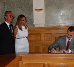 Su Majestad el Rey durante la firma en el Libro de Honor