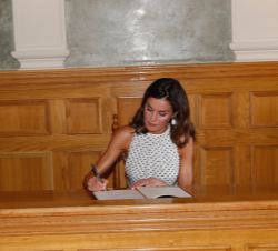 Su Majestad la Reina durante la firma en el Libro de Honor