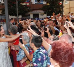 Don Felipe y Doña Letizia reciben el saludo de los vecinos durante el recorrido por las calles de Bailén