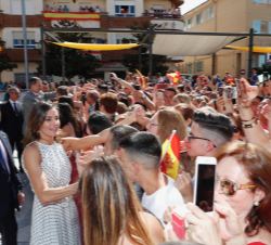 Don Felipe y Doña Letizia con los vecinos de Bailén durante el recorrido por las calles