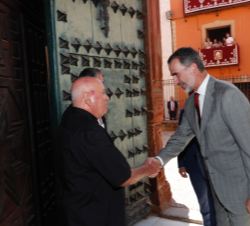 Don Felipe recibe el saludo del director de la Curia Pastoral de las tres parroquias de Bailén, Juan Ignacio Damas