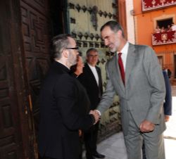 Don Felipe recibe el saludo del párroco de la Iglesia de la Encarnación, Manuel Sánchez Rodríguez