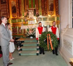 Sus Majestades los Reyes frente al panteón del General Castaños