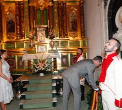Don Felipe deposita una corona de flores