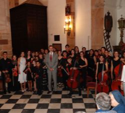 Don Felipe y Doña Letizia junto a los integrantes de la orquesta infantil y juvenil “Allegro"