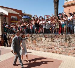 Don Felipe y Doña Letizia durante el recorrido por las calles de Bailén