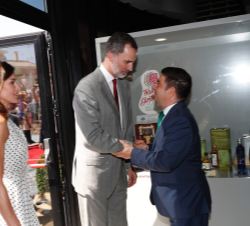 Sus Majestades los Reyes reciben el saludo del presidente de la Diputación Provincial de Jaén, Francisco Reyes