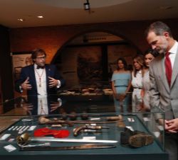 Don Felipe y Doña Letizia durante el recorrido por el Museo reciben las explicaciones a cargo del concejal delegado del Área de Patrimonio Histórico, 