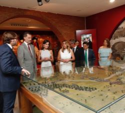 Don Felipe y Doña Letizia durante el recorrido contemplan una maqueta de la Batalla de Bailén