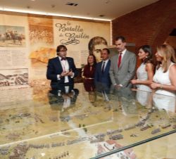 Don Felipe y Doña Letizia durante el recorrido contemplan una maqueta de la Batalla de Bailén