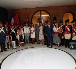 Sus Majestades los Reyes junto a las autoridades y el pelotón compuesto de vecinos “recreadores de la batalla” vestidos con uniformes de é