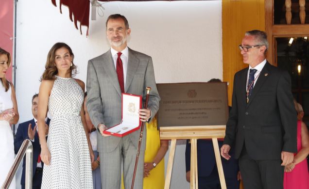 Don Felipe y Doña Letizia tras descubrir la placa y recibir la Llave de Oro de la Ciudad