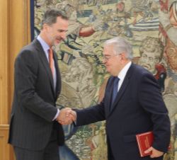 Su Majestad el Rey recibe el saludo del presidente del Tribunal Constitucional, Juan José González Rivas