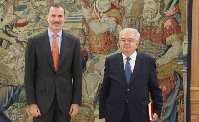 Su Majestad el Rey junto al presidente del Tribunal Constitucional, Juan José González Rivas