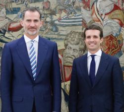Su Majestad el Rey junto al presidente del Partido Popular, Pablo Casado Blanco