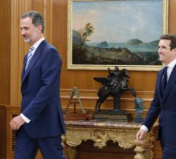Su Majestad el Rey y el presidente del Partido Popular, Pablo Casado Blanco, se dirigen al despacho de Don Felipe, donde tuvo lugar la audiencia