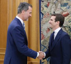 Su Majestad el Rey recibe el saludo del presidente del Partido Popular, Pablo Casado Blanco
