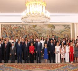 Su Majestad el Rey junto a los miembros de las promociones de Abogados del Estado 2016 y 2018, y a la promoción de 1988