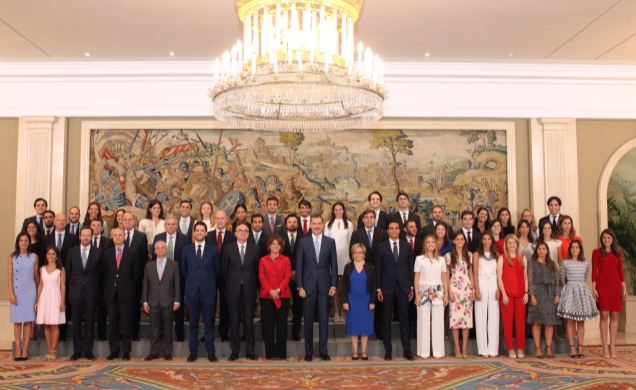 Su Majestad el Rey junto a los miembros de las promociones de Abogados del Estado 2016 y 2018, y a la promoción de 1988