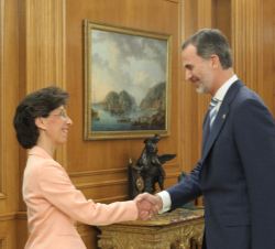 Su Majestad el Rey recibe el saludo de la presidenta del Tribunal de Cuentas, María José de la Fuente y de la Calle, tras jurar su cargo