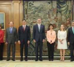 Su Majestad el Rey junto al presidente del Gobierno; el presidente del Senado; la presidenta del Congreso; el presidente del Tribunal Supremo y del Co