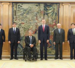 Su Majestad el Rey junto al presidente de la República del Ecuador, Lenin Moreno, y las delegaciones española y ecuatoriana