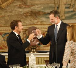 Tras sus palabras, Su Majestad el Rey y el presidente de la República Francesa, Emmanuel Macron brindan