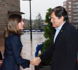 Su Majestad la Reina, a su llegada al Auditorio Príncipe Felipe de Oviedo, recibe el saludo del presidente del Principado de Asturias, Javier Fernánde