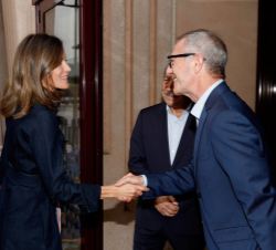 Su Majestad la Reina recibe el saludo del ministro de Cultura y Deporte, José Guirao