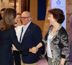 Doña Letizia durante los saludos de bienvenida de las autoridades de la Fundación Princesa de Asturias