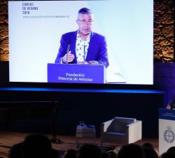 El director artístico del Teatro Arriaga, Emilio Sagi, durante la ponencia: “Esto no es una conferencia”