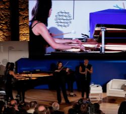 Interpretación musical a cargo de los alumnos de la asignatura de Libre Improvisación y Canto, dirigidos por el Profesor John Peter Falcone