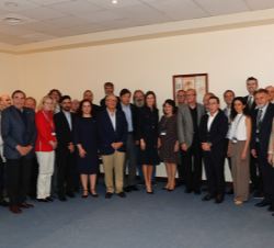 Su Majestad la Reina junto a los miembros del claustro de profesores