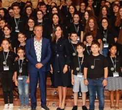 Doña Letizia junto a los alumnos