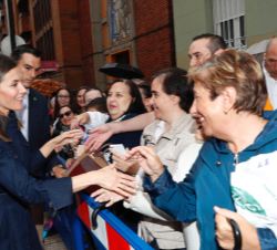 Doña Letizia recibe el saludo de las personas que le esperaban a la salida del Auditorio Palacio de Congresos “Príncipe Felipe” de Oviedo