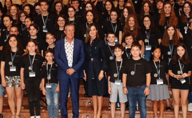 Doña Letizia junto a los alumnos
