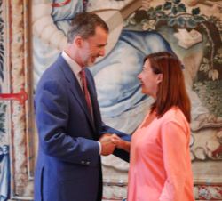 Su Majestad el Rey recibe el saludo de la presidenta de las Illes Balears, Francina Armengol i Socías