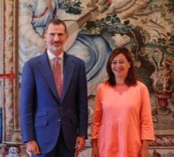 Don Felipe junto a la presidenta de las Illes Balears, Francina Armangol i Socías