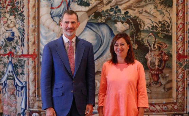 Don Felipe junto a la presidenta de las Illes Balears, Francina Armangol i Socías