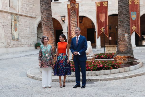 Sus Majestades los Reyes y Su Majestad la Reina Doña Sofía a su llegada al Palacio Real de La Almudaina