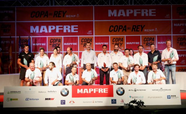 Fotografía de grupo de Su Majestad el Rey con los armadores y patronos vencedores