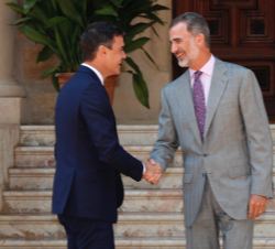 Don Felipe saluda a Pedro Sánchez Pérez-Castejón, antes del despacho en el Palacio de Marivent