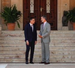Su Majestad el Rey conversa con el presidente del Gobierno, Pedro Sánchez Pérez-Castejón, en la puerta del Palacio de Marivent