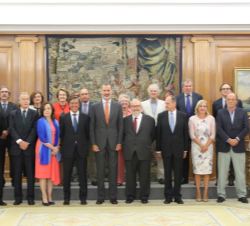 Su Majestad el Rey acompañado de la Junta Directiva de la Sociedad Geográfica Española