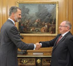 Su Majestad el Rey recibe el saludo del presidente de Fira de Barcelona, Josep Lluís Bonet  