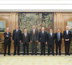 Su Majestad el Rey junto a una representación del sector de la automoción