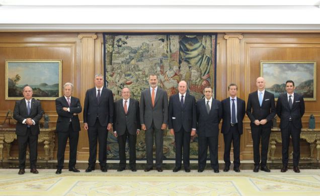 Su Majestad el Rey junto a una representación del sector de la automoción
